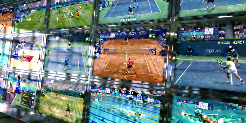 多屏幕电视墙同时播放不同体育赛事直播的画面