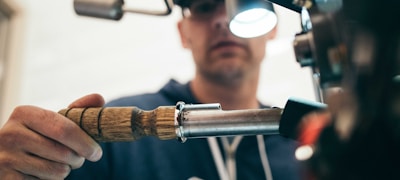 现代简约风格的体育场馆内部全景，观众席与绿色草坪