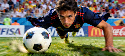 足球比赛直播画面特写，球员带球突破的瞬间